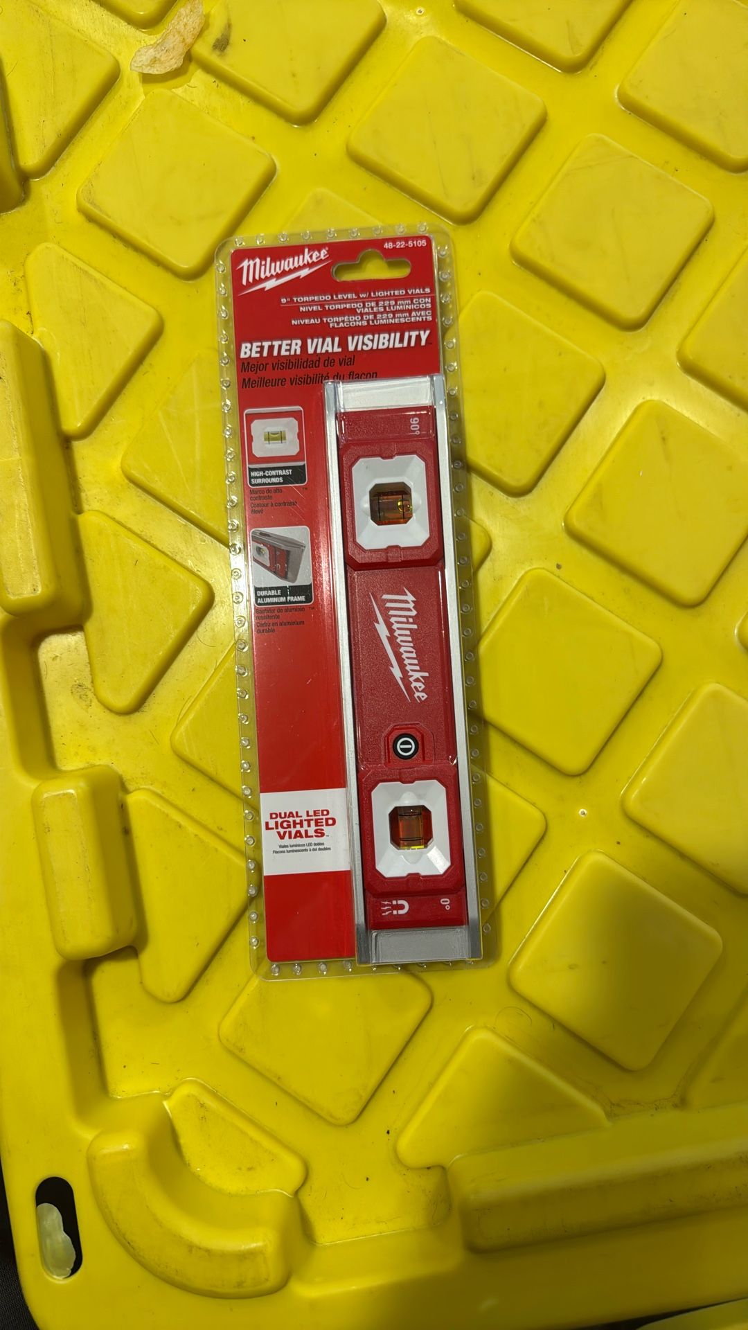 Milwaukee 48-22-5105 9" TORPEDO LEVEL W/ LIGHTED VIALS NIVEL TORPED%RE 등2MA 2ON NIVEAUTPEREORDEWRE2AN투 BETTER VIAL VISIBILITY. Mejor visibilidad de vi