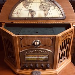 Vintage  & Collectible Thomas  Pacconi  AM/FM Classic Radio.