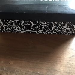 BRAND NEW SIZE 9 WOMEN TIE UP FLATS!