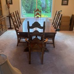 Dining Room Table And Six  Chairs With Removable Leaf.