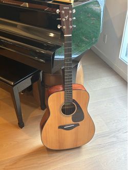 Yamaha FG800J Acoustic Guitar - Excellent Condition - Includes Gig Bag & Capo