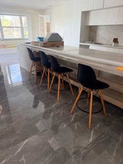 Bar stools in new condition- set of 4