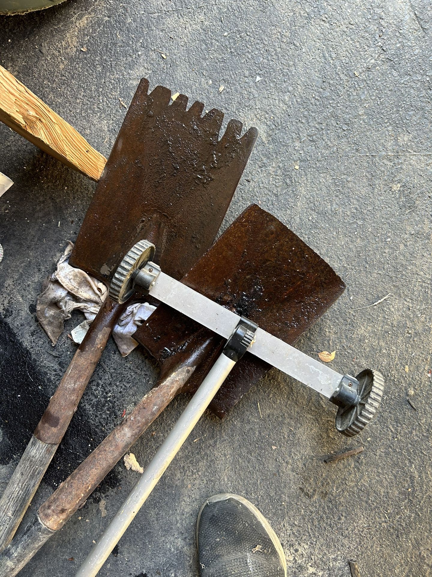 Roofing, shovels and magnet