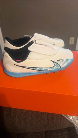 Soccer shoes