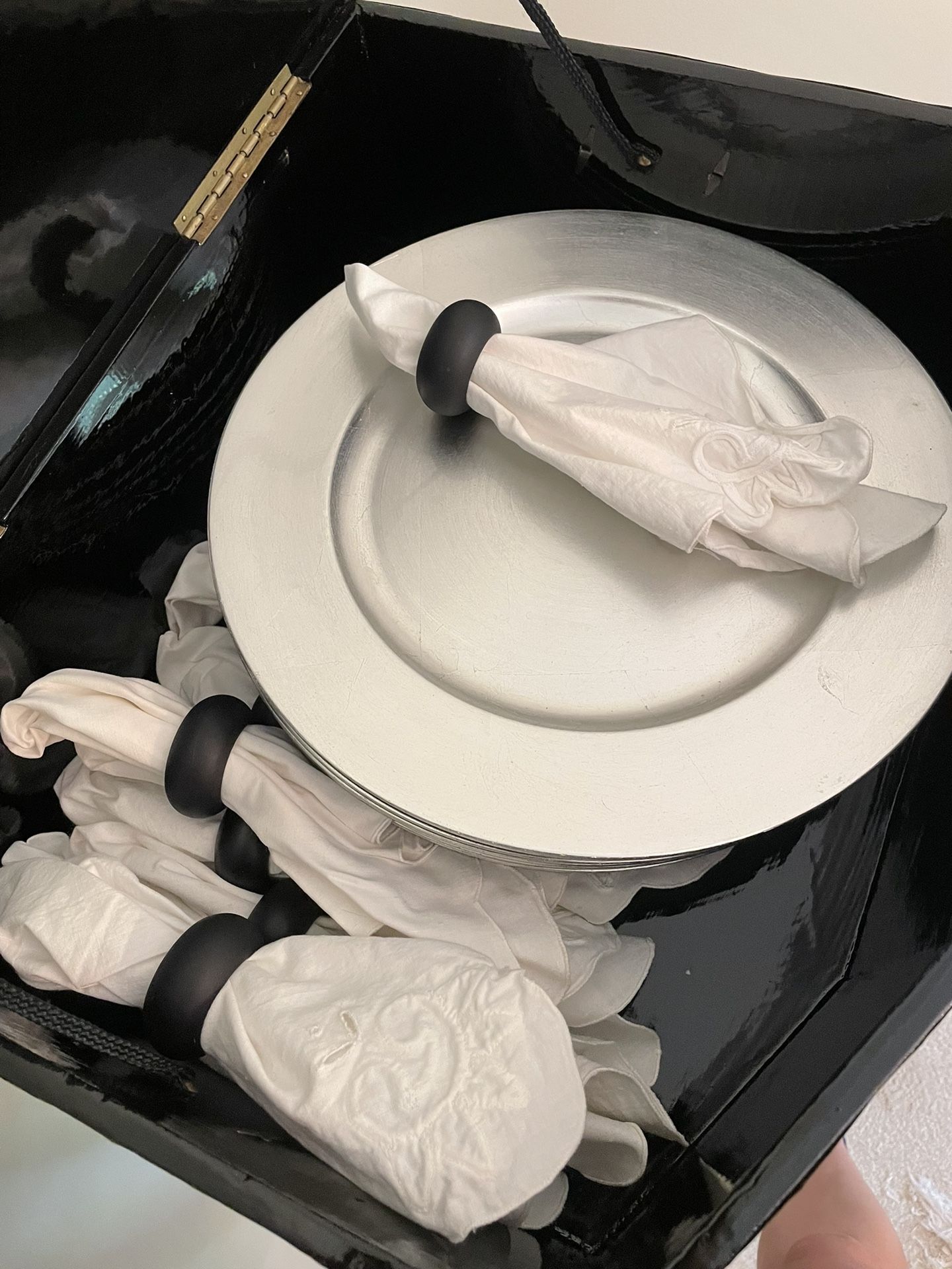 Silver charger Plate And Cloth Embroidery Napkins