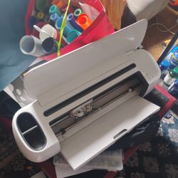 Cricut Maker With Vinyl ,Tools ,Mats And Replacement Blades