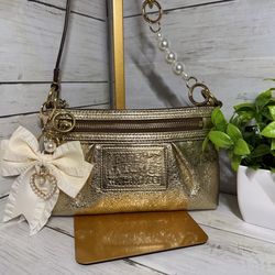 💕💕Coach Poppy Wristlet💕💕