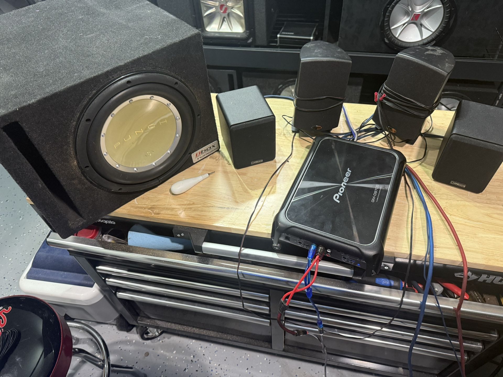 Mint Pioneer 5 Channel Amp With 10” Punch P3 Sub In Ported Box