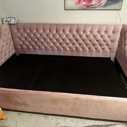 Twin Bed / daybed with mattress 