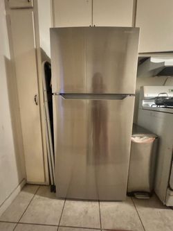 Insignia 28 in Wide 14.2 Cu. Ft. Top Freezer Refrigerator - Only a year old for