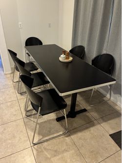Very sturdy kitchen table with 6 chairs
