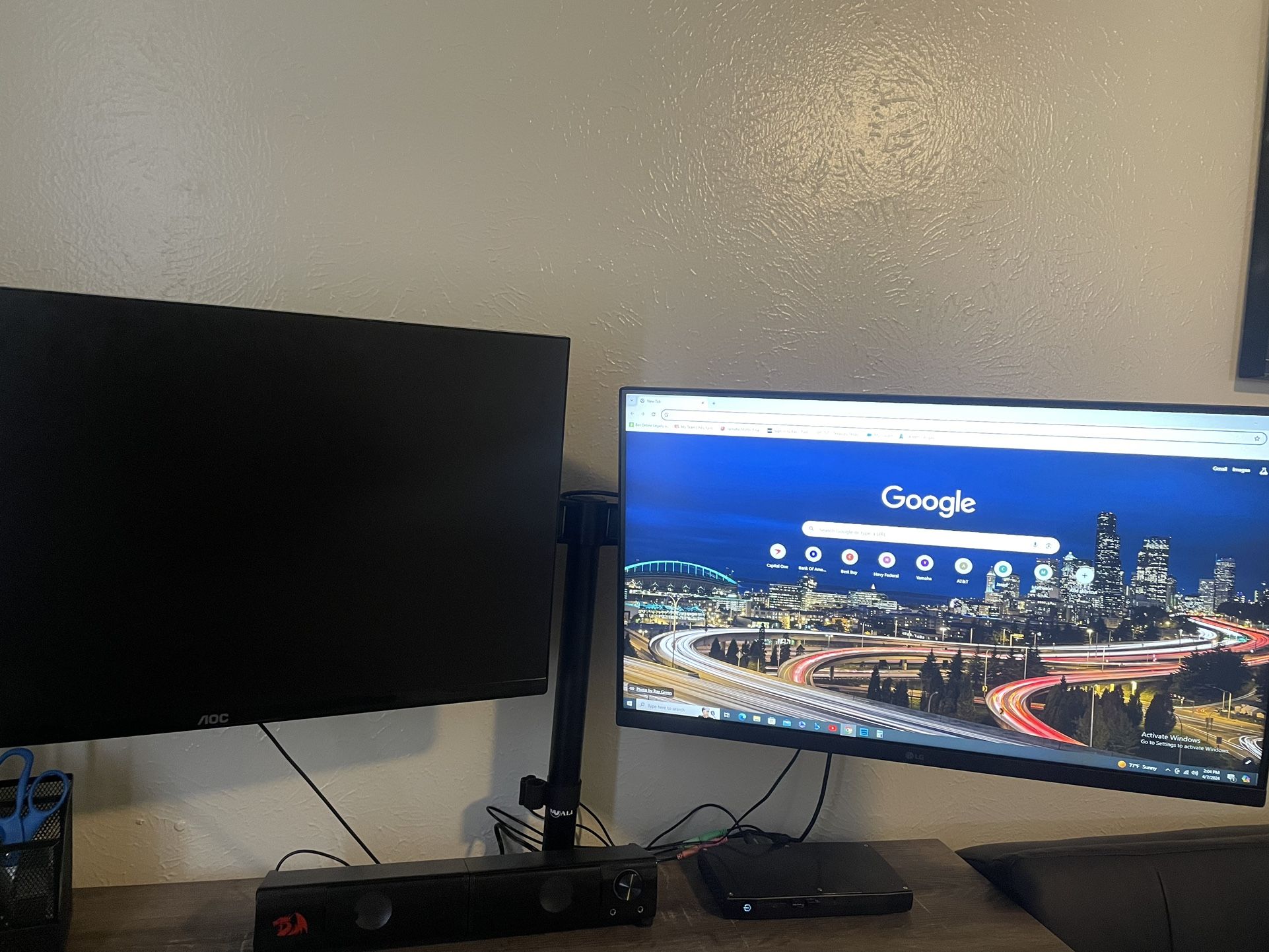 2 Computer Monitors With Mount 