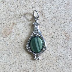💚 Beautiful, striped green glass cabochon in artistic vintage silver tone setting pendant