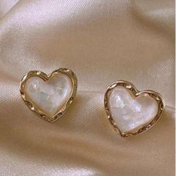 Pearl Glow Heart Stud Earrings