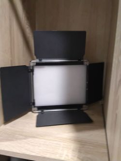 2 neewerNL660 studio lights