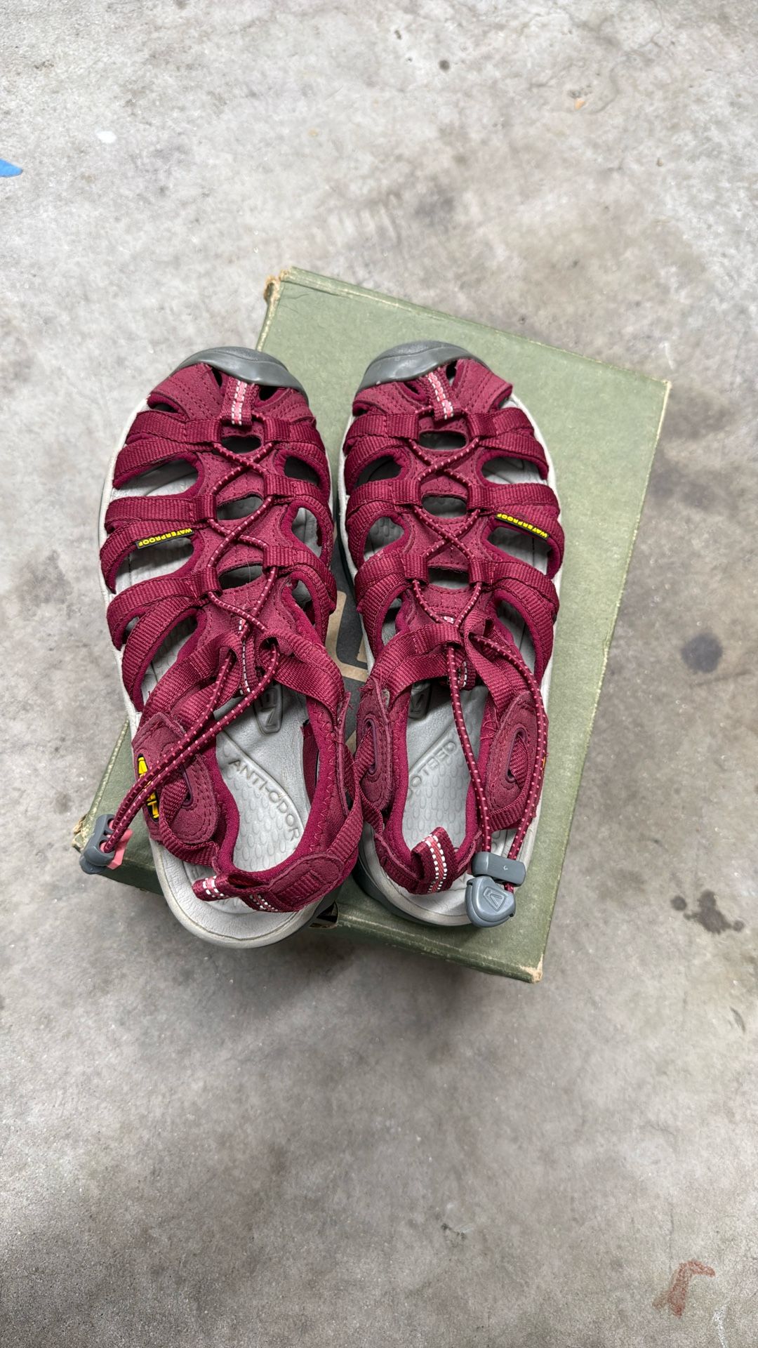 KEEN women Water Sandals Size 6