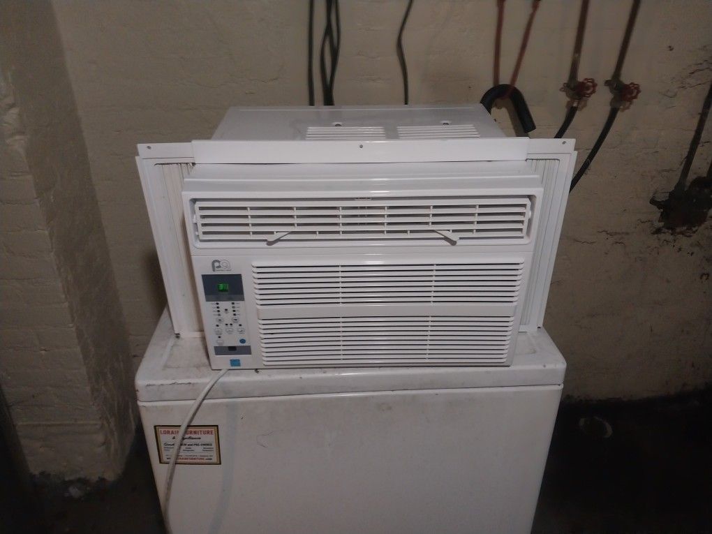 Air Conditioner 6,000 BTU (Like New)