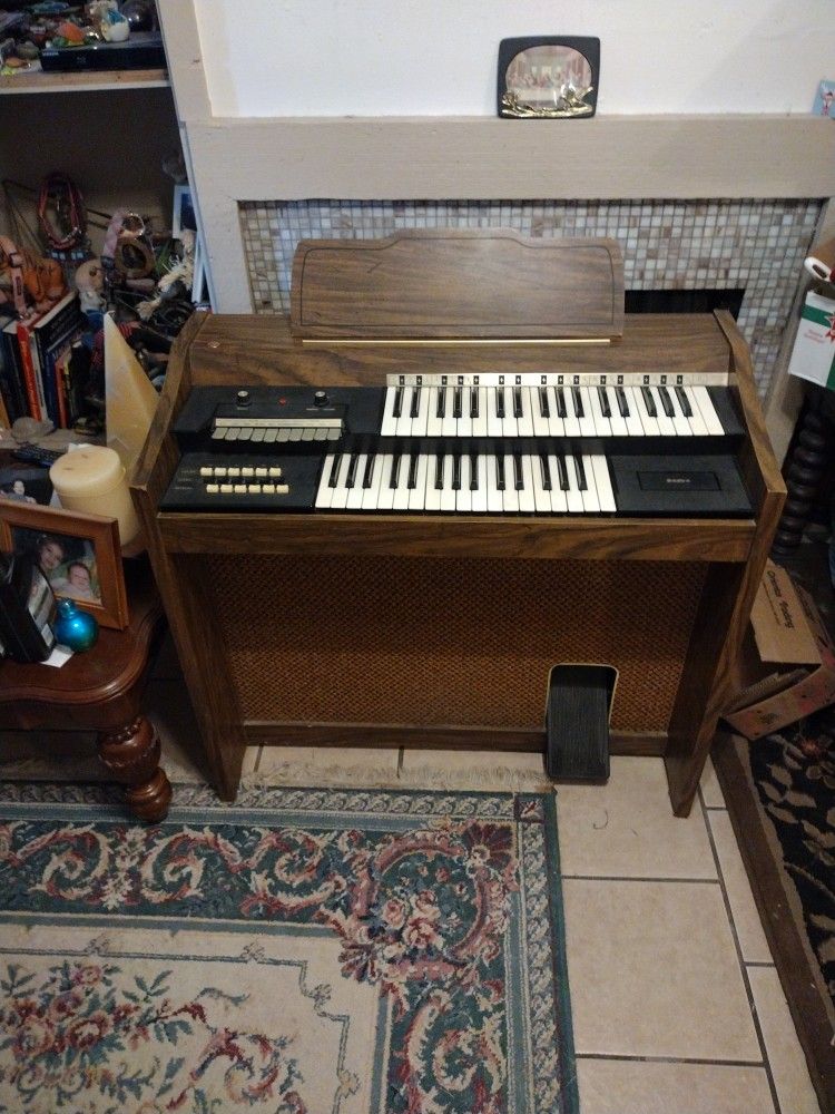 Sears Co. Vintage Electric Organ