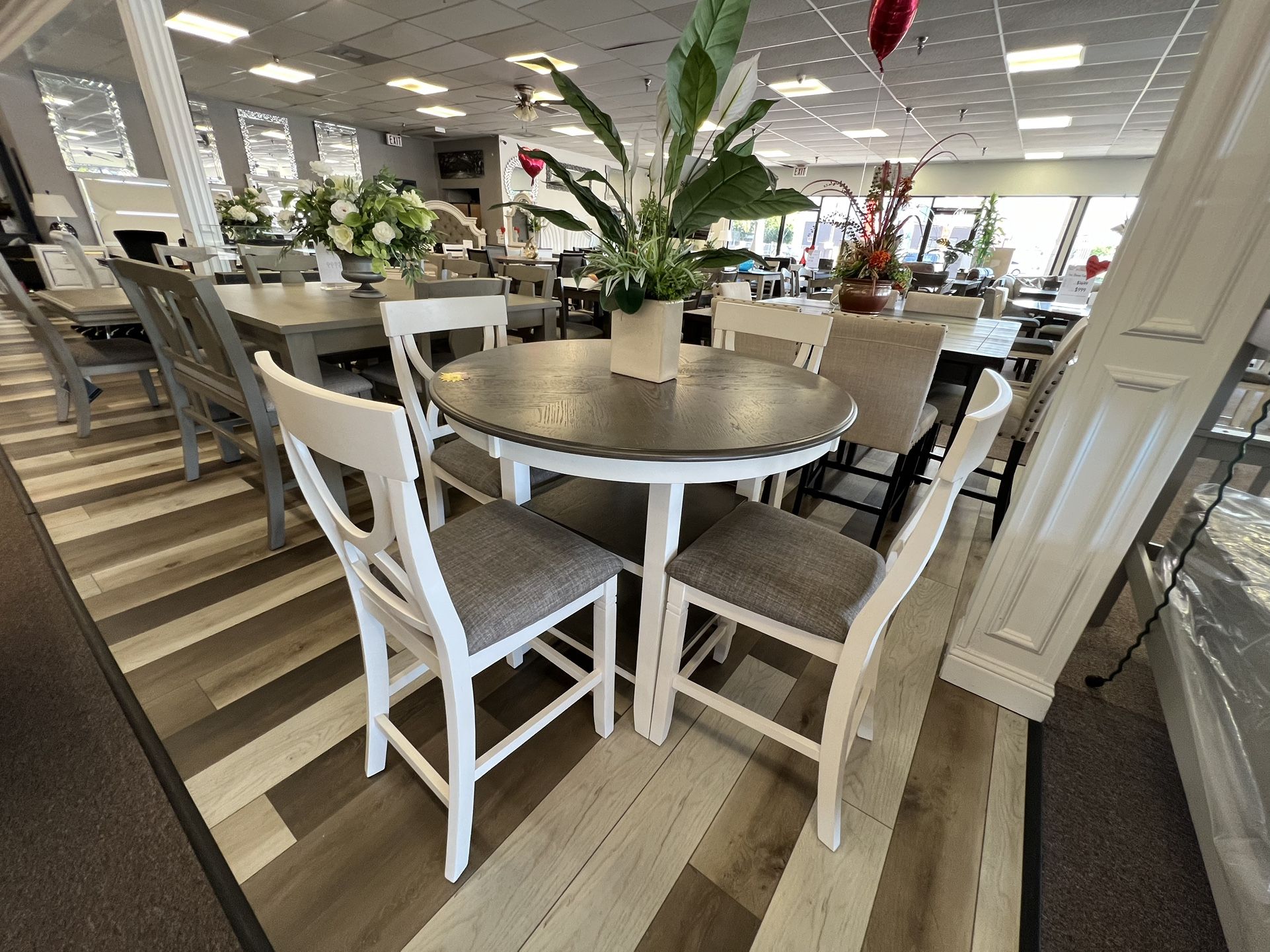 5 Pc Dining Table 🎈🎈🎈
