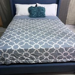 Queen Size Bed With Boxspring And Mattress In Good Condition Hablo Español Y Entrego.