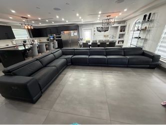 Spacious 7-Seat Black Sectional Sofa – Power Reclining