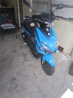 Escutel pasóla moto