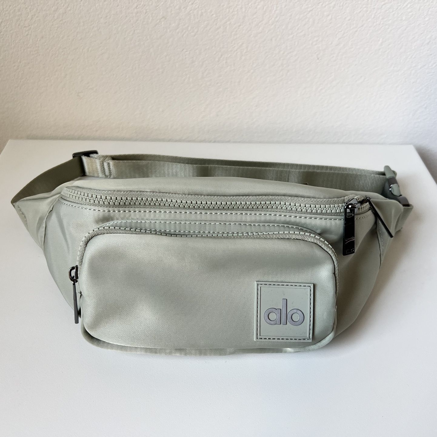 ALO Yoga Explorer Fanny Pack for Sale in Irvine, CA - OfferUp