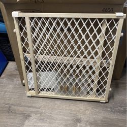 Wide Pet Gate / Baby Gate - Fits Openings 26.5” - 42”