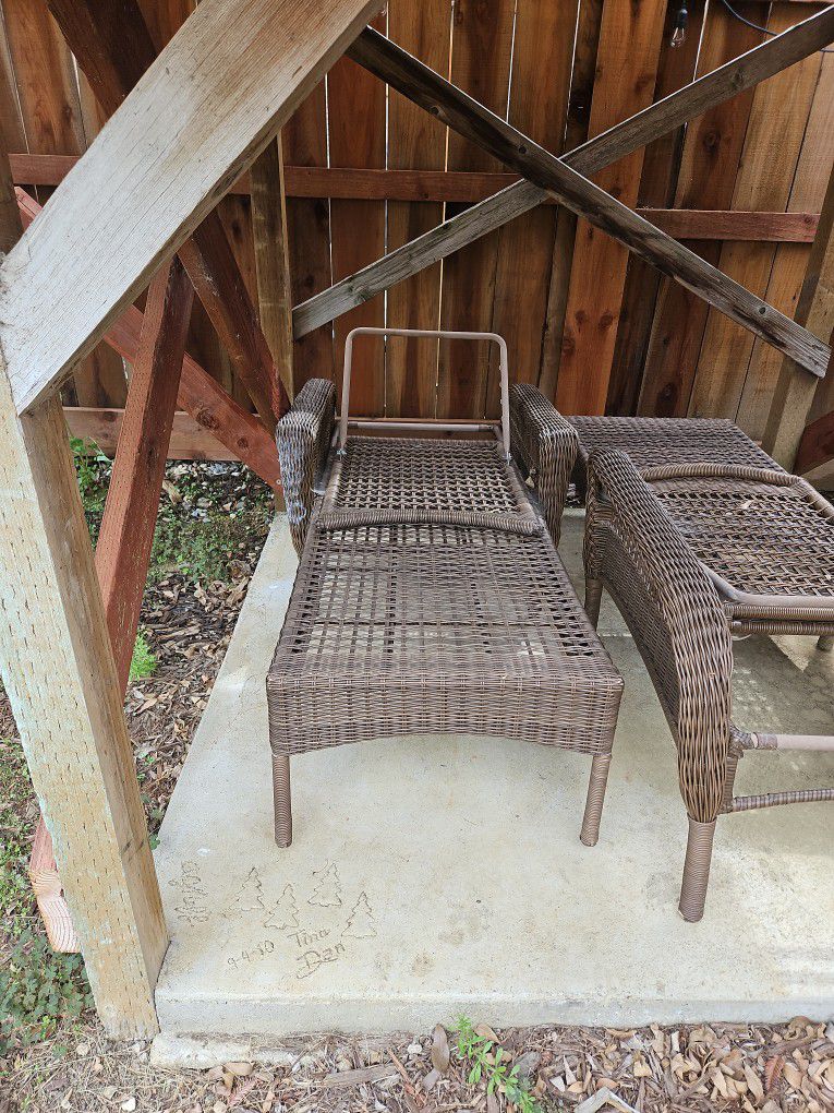 2 Outdoor  Wicker Lounge Chairs 