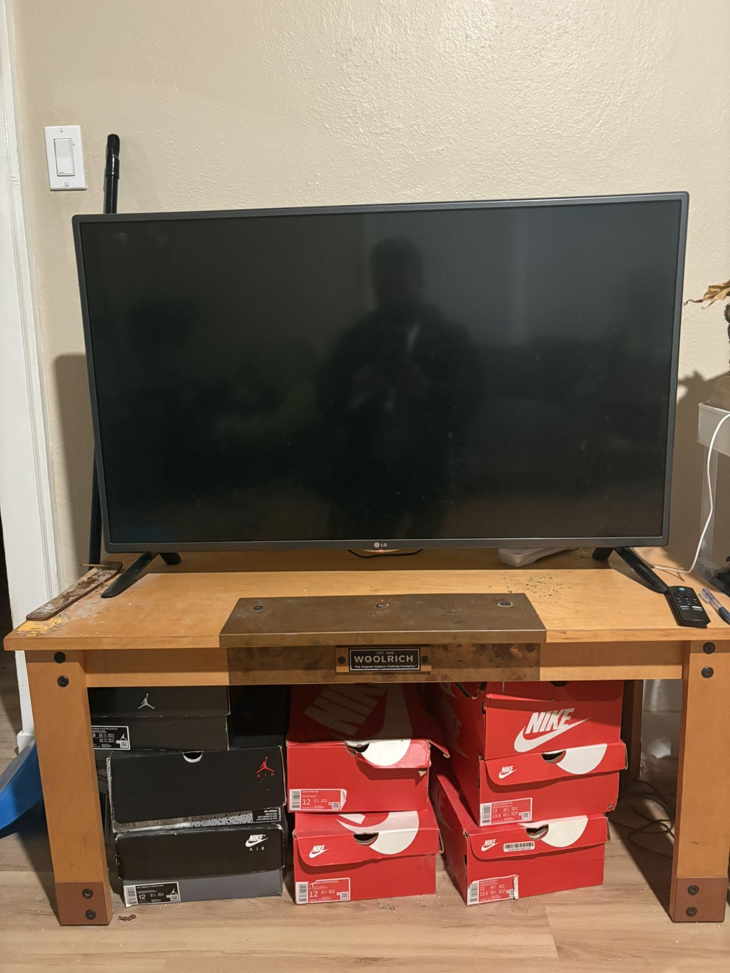 Table WITH 45 Inch flat TV