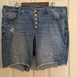 Torrid Ripped Jean Bermudas