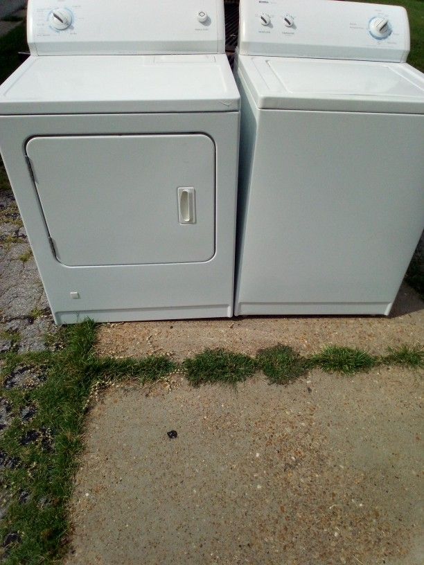 LIKE BRAND NEW MATCHING SUPER CAPACITY WASHER AND GAS DRYER SET