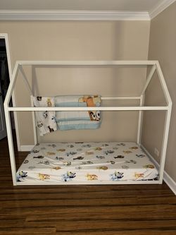 Twin-Size Floor Bed with House Frame – Includes Bluey Comforter & Mattress