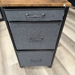 Storage drawer with wheels