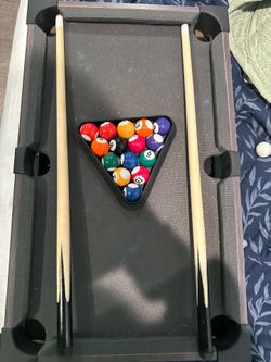 Mini pool table