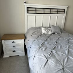 Queen size bedroom set  🛏️