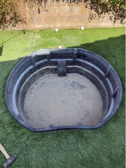 Rubbermaid 300 gal stock tank w/ pump and filter