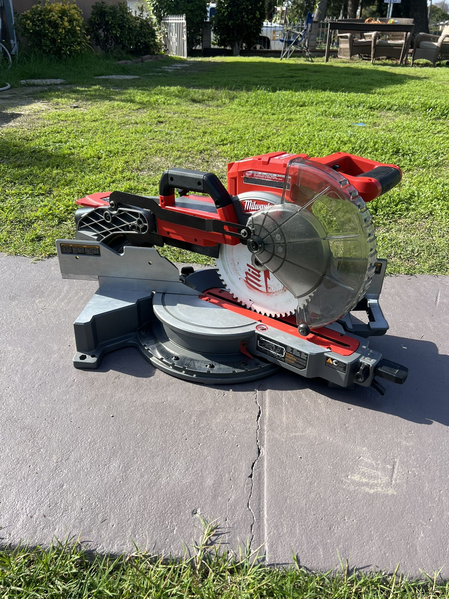 Milwaukee M18 FUEL 18V Lithium-Ion Brushless Cordless 10 in. Dual Bevel Sliding Compound Miter Saw