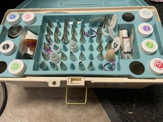 Wilton Cake Decorating Caddy & Tools