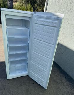 Freezer 11 cubics Household tall upright (delivery available)
