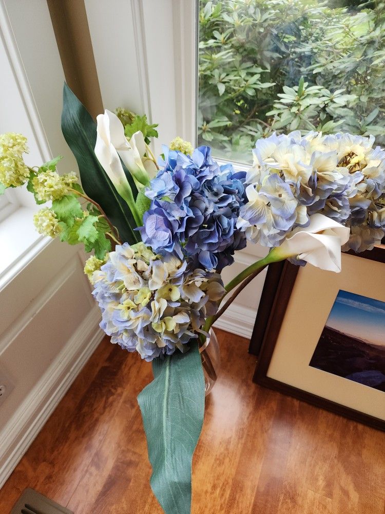 Faux Decor
Floral Stems & Branches
with glass Vase