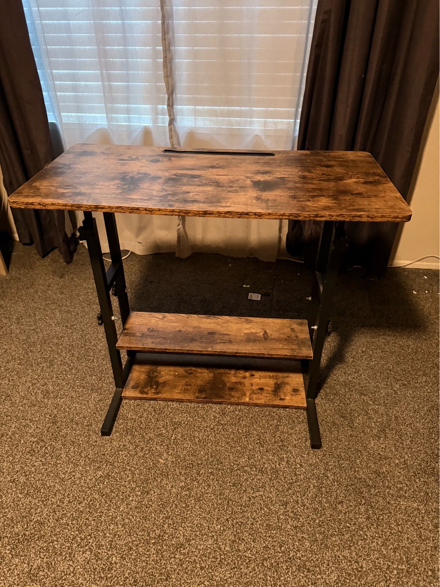Adjustable standing desk