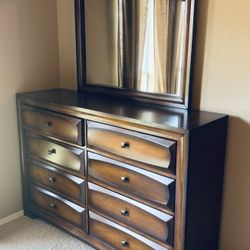 8-Drawer Wooden Dresser With Matching Mirror
