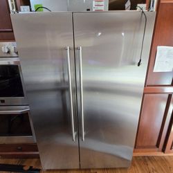 2022 Built In Refrigerator Super Clean And In Working Condition Kitchenaid Kbsn608ess