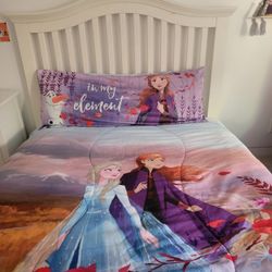 Frozen II Twin / Full 7 piece set. Bed is NOT included