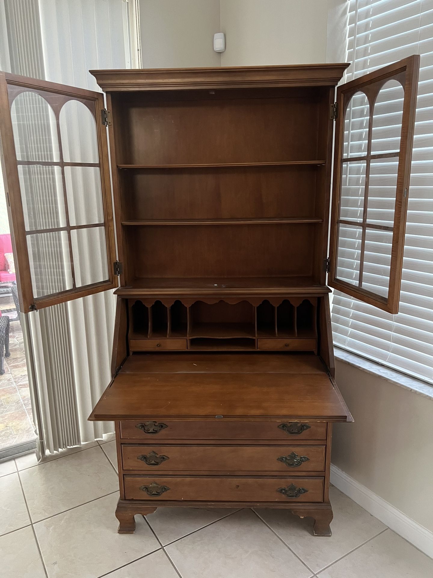 Vantage Desk w/ Hutch cabinet 