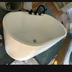 Bath Tub / Free Standing 