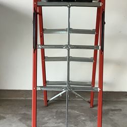 Brevet International Red Metal Ladder
