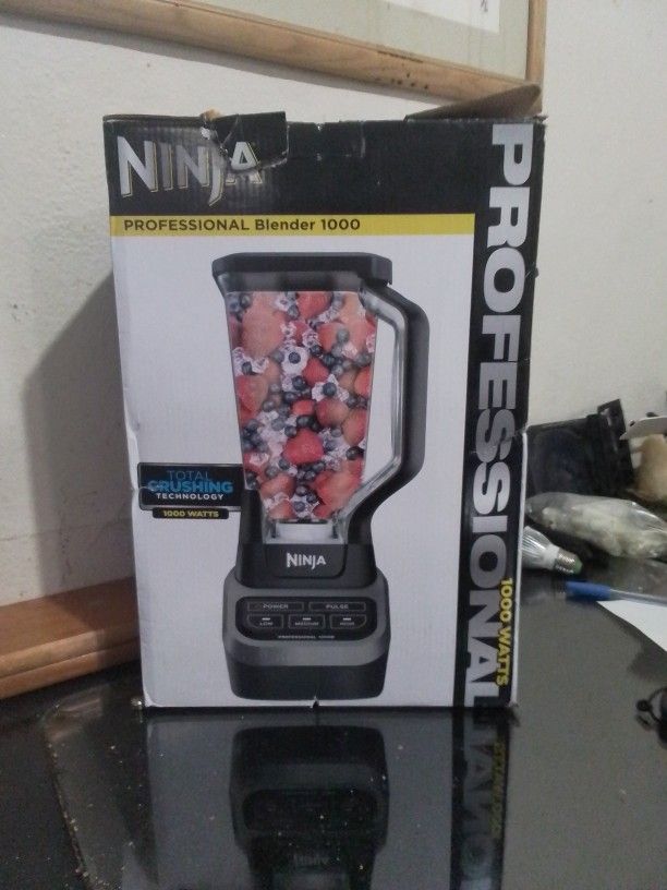 NEW IN BOX NINJA PROFESSIONAL BLENDER 1000