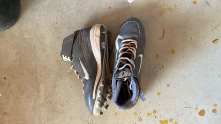 Nike Mid-Top Baseball Cleats